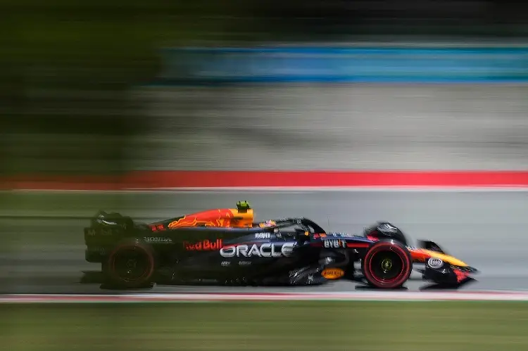 'Checo' Pérez es quinto en la primera práctica de España, Lando Norris lidera