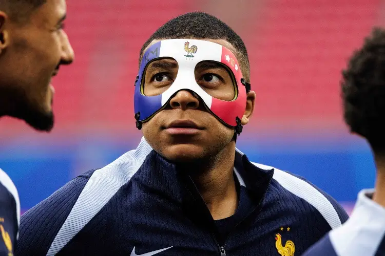 Mbappé no podrá usar su colorida máscara ante Países Bajos (FOTO)