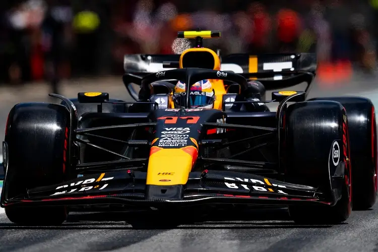 'Checo' Pérez es séptimo en la tercera práctica libre de España, Carlos Sainz domina 