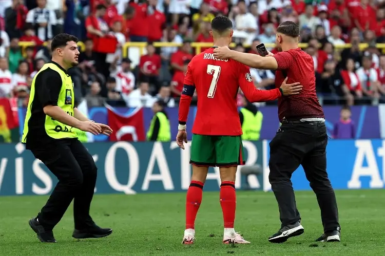 ¡Locura en la Euro por Cristiano Ronaldo! Fans detienen juego e invaden la cancha (VIDEO)