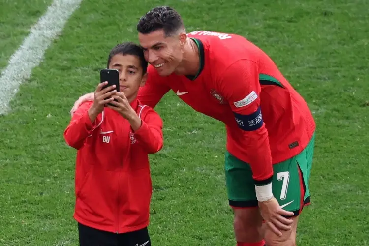 Niño invade la cancha para tomarse foto con Cristiano Ronaldo ¡Y lo logra! (VIDEO)