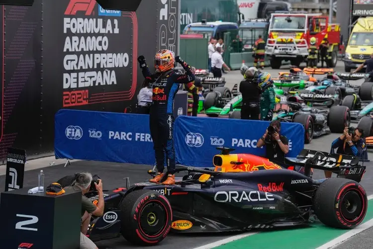  Verstappen conquista GP de España, 'Checo' termina lejos del podio