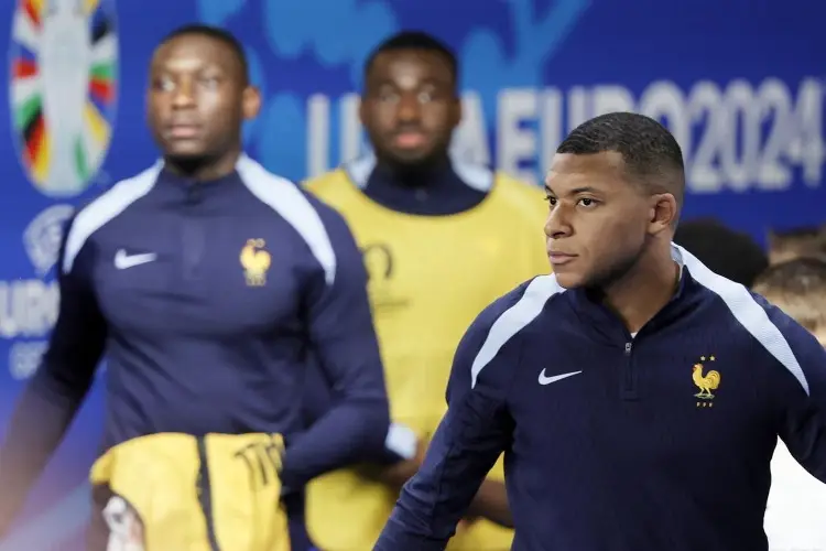 Mbappé quiere jugar con todo y máscara 