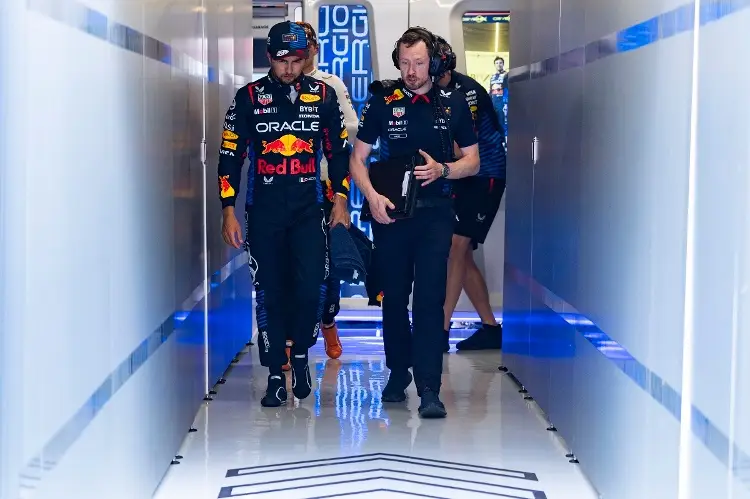 ¡De mal en peor! 'Checo' Pérez vive un infierno desde su renovación con Red Bull