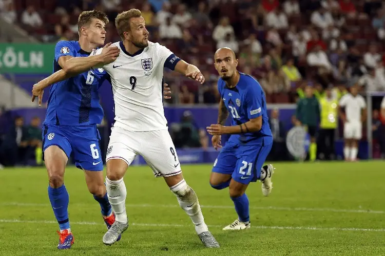 Inglaterra sin ganar avanza como líder de grupo