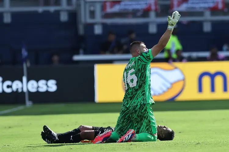 Árbitro se desmaya en pleno juego de la Copa América (VIDEO)