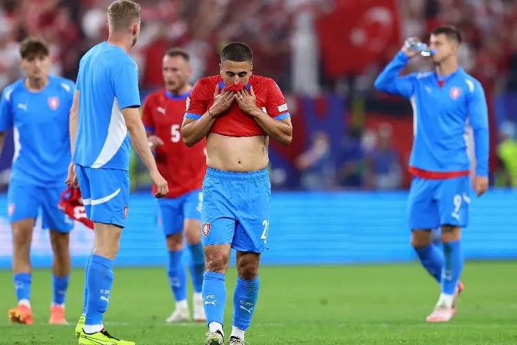 DT de Chequia explota tras actitud de árbitro en la Euro