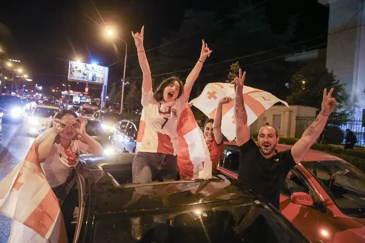 Locura en Georgia por avanzar a Octavos de Final en la Eurocopa (VIDEOS)