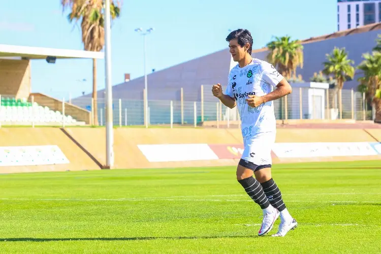 ¡No puede ser! José Juan Macías se lesiona en su primer juego con Santos (VIDEO)