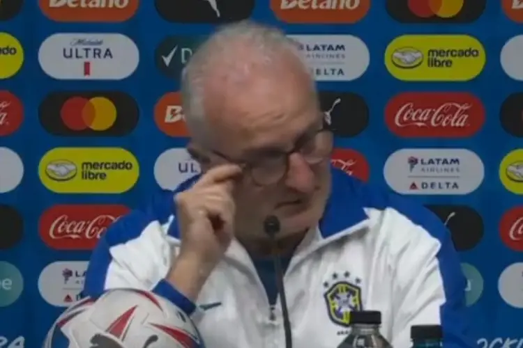 DT de Brasil rompe en llanto en plena conferencia tras enterarse de la muerte de un familiar (VIDEO)