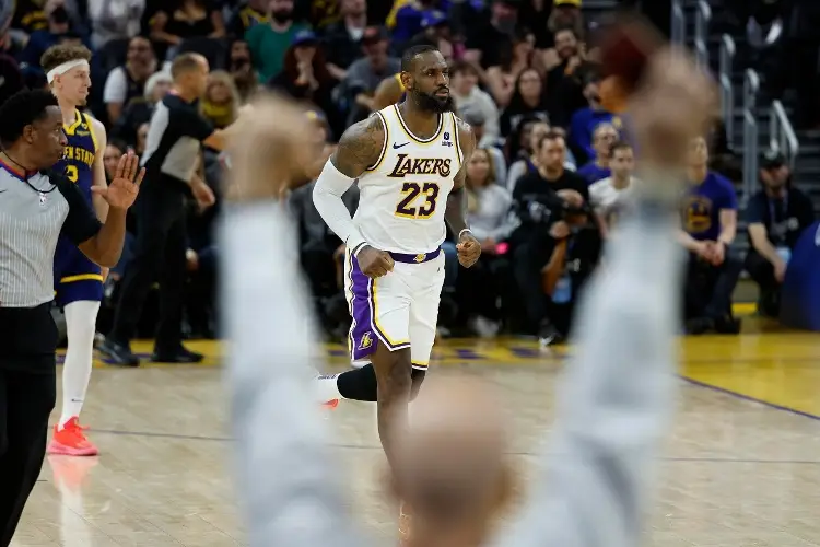 LeBron James renuncia a 51 millones de dólares por ayudar a Los Lakers
