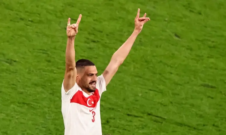 Suspenden al héroe de Turquía en la Eurocopa 