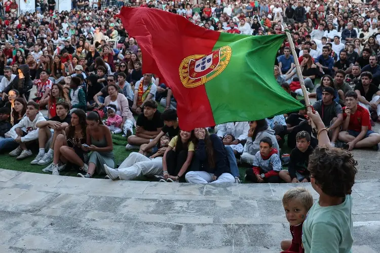 Decenas de personas reciben a selección de Portugal tras quedar fuera de la Euro