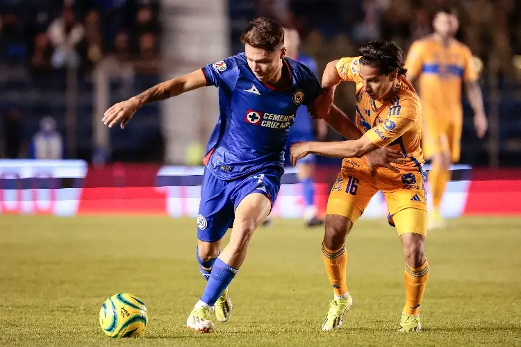 Cruz Azul exhibe a Huescas y su agente; tomarán medidas legales
