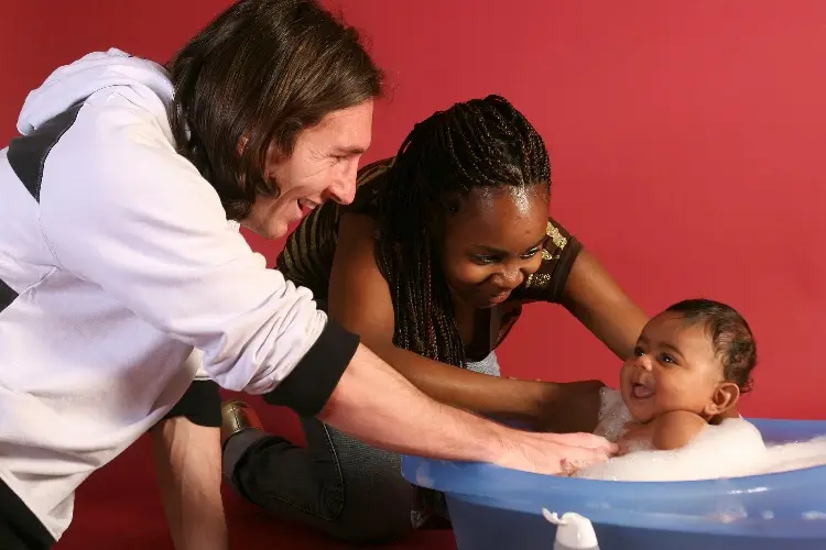 La historia de la famosa foto de Messi bañando a Lamine Yamal