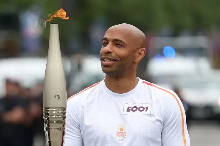 De la mano de Thierry Henry, la llama olímpica llega a París 