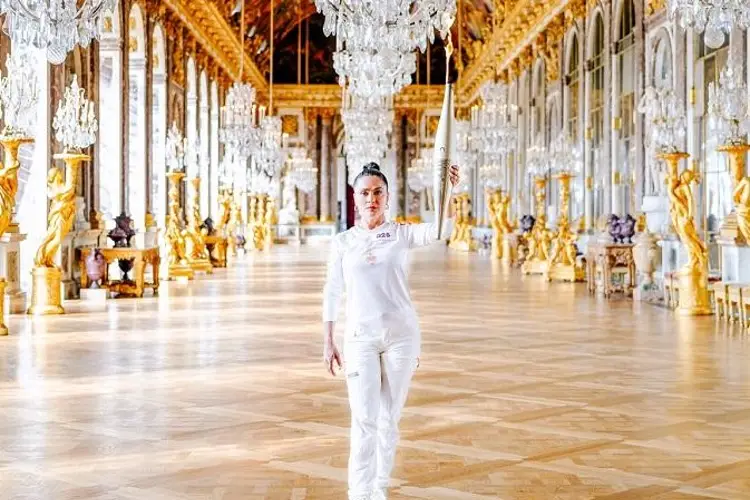 ¡De Veracruz para el Mundo! Salma Hayek recorre París con la antorcha olímpica