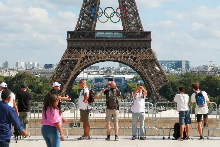 Dejar los anillos olímpicos en la torre Eiffel ¿Atentado al patrimonio o idea innovadora?