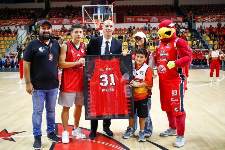 Carlos Rivera, inmortalizado por los Halcones Rojos