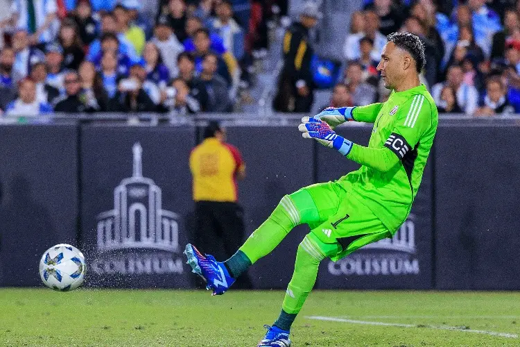 Keylor Navas estaría dispuesto a jugar en el Barcelona