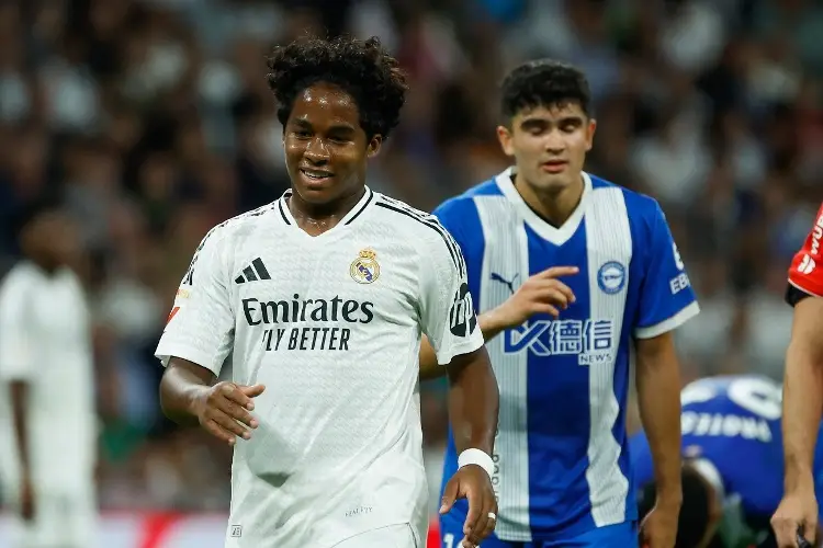 Endrick propina rodillazo en los genitales a futbolista del Alavés (VIDEO)