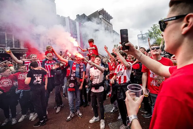 Prohíben al PSV llevar a sus hinchas a París