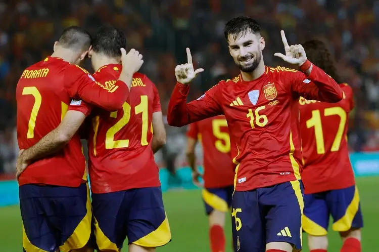 España golea a Serbia y avanza de ronda en la Nations League 