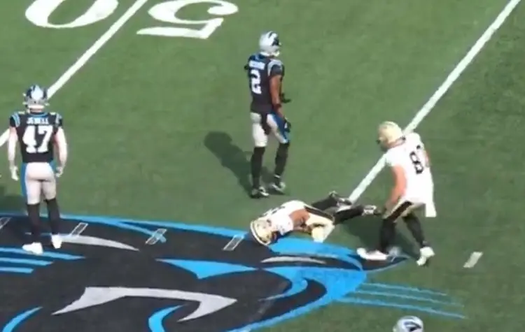 ¡TERRIBLE! Sufre conmoción tras durísimo golpe de cabezas en la NFL (VIDEO)