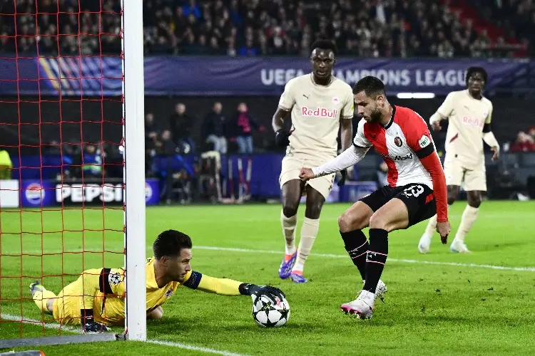 Feyenoord sin Santi Giménez, tropieza en la Champions