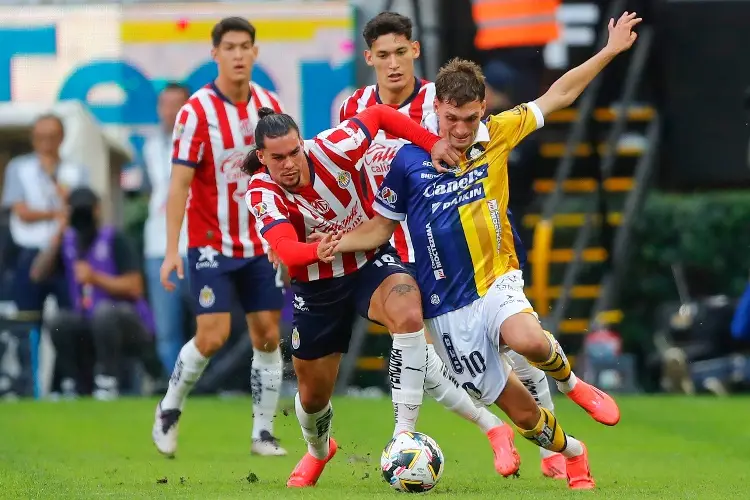 San Luis le pega a Chivas y los manda al play in