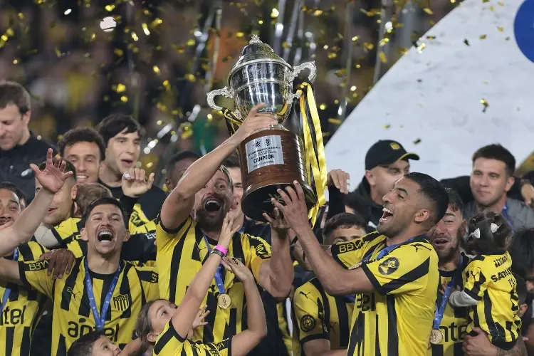 Con varios ex de la Liga MX, Peñarol se corona campeón en Uruguay 
