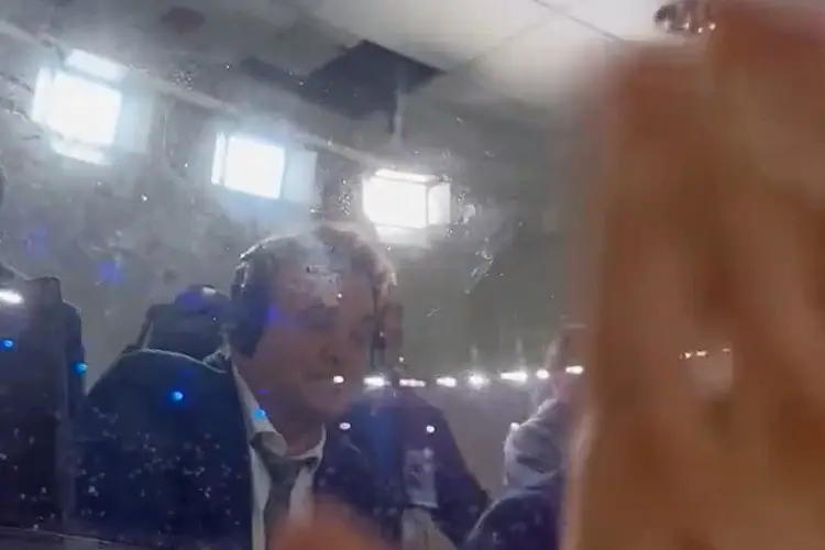 Aficionado de Rayados se burla en la cara de Faitelson (VIDEO)