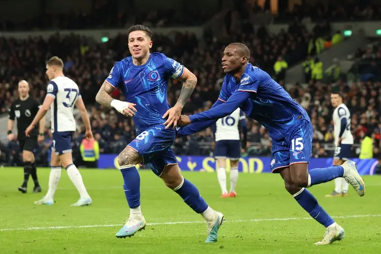 Chelsea remonta al Tottenham y sigue en la lucha por el liderato
