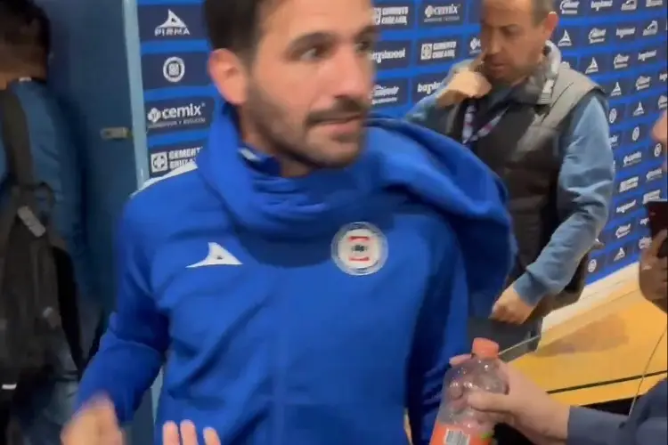 Directivo de Cruz Azul agrede a reportero en plena sala de prensa (VIDEO)