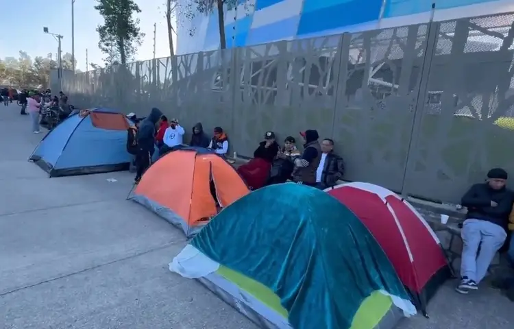 ¡En vano! Aficionados duermen en el estadio Cuauhtémoc por un boleto de la final (VIDEO)