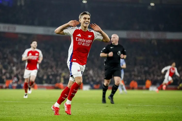Arsenal le mete presión al Liverpool por el liderato