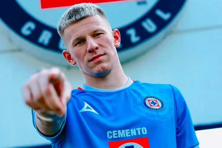 Se fue Anselmi pero ya llegó el polaco Mateusz Bogusz a Cruz Azul