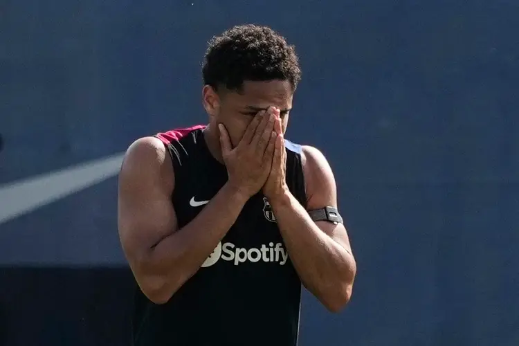 Barcelona traspasa a Vitor Roque al Palmeiras