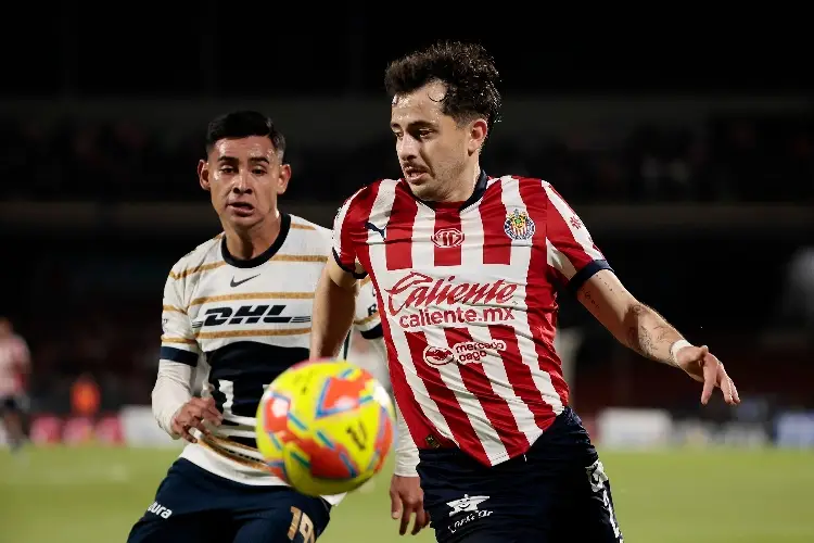 Chivas sin DT, vence en el último minuto a los Pumas
