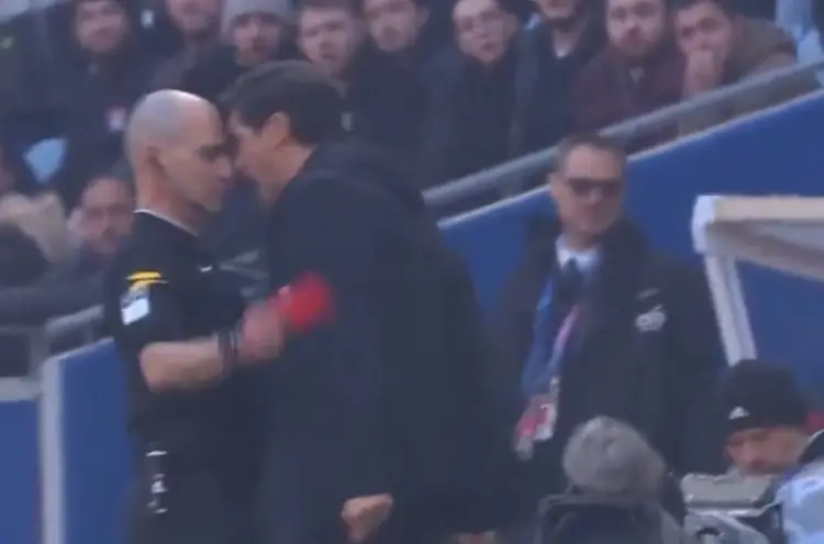 DT del Olympique Lyon podría recibir durísima sanción tras agredir a un árbitro (VIDEO)