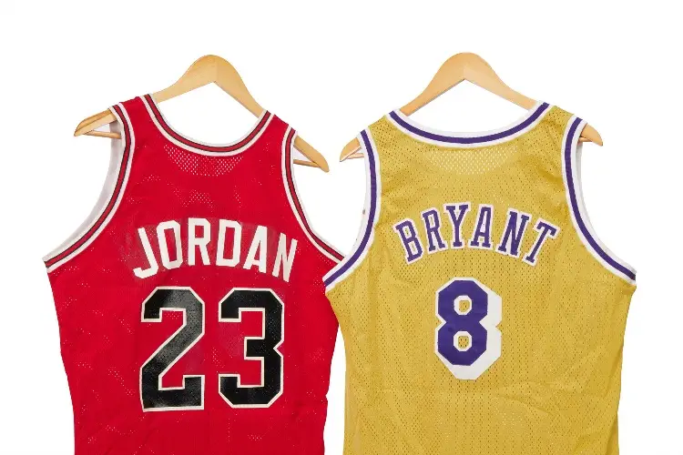 Jerseys del debut de Jordan y Kobe a subasta
