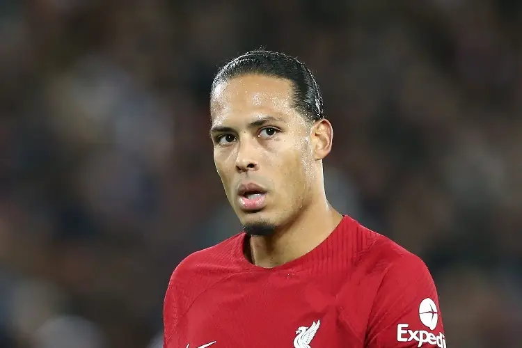 Van Dijk amenaza con irse del Liverpool