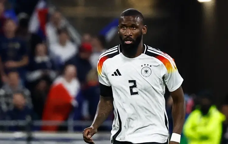 Rüdiger no permite que lo toquen los aficionados (VIDEO)