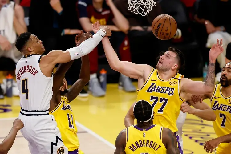 Luka Doncic lidera a los Lakers en una victoria contundente