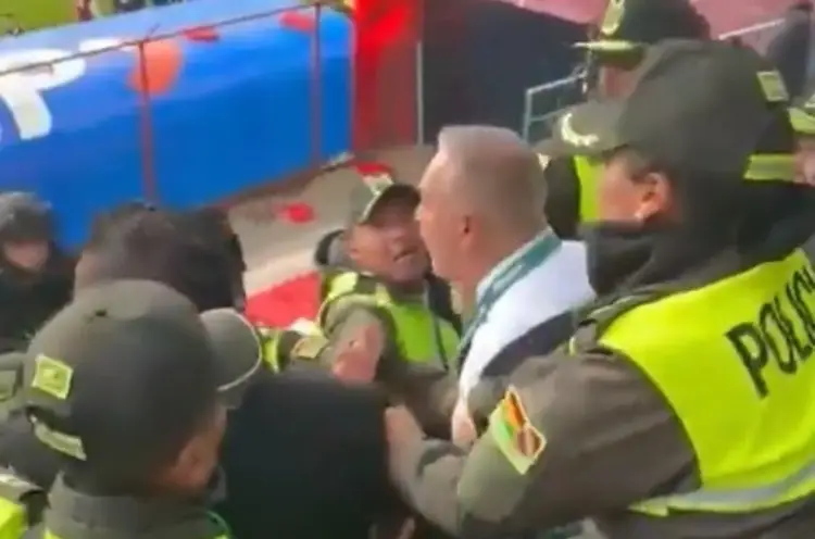 ¡Terrible! Presidente de la Federación de Bolivia termina a los golpes con un fan (VIDEO)