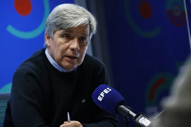 Dirigió el futbol chileno y ahora busca la presidencia del país