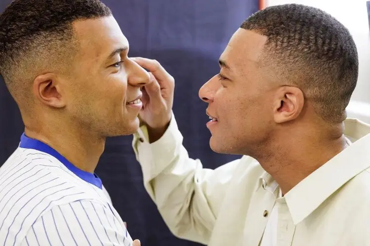 ¡Mbappé conoce su muñeco de cera! (VIDEO)