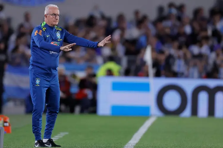 Corren al técnico de Brasil
