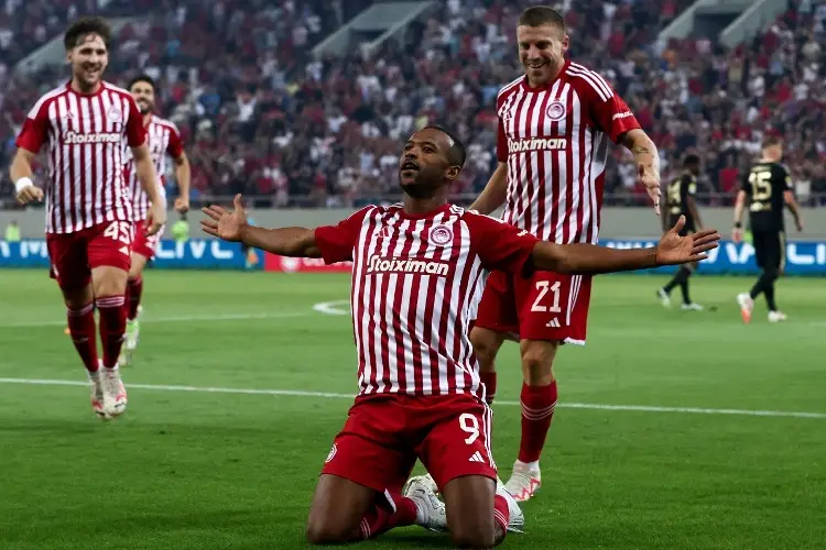 Olympiacos acaricia el título en Grecias tras la caída del AEK de Orbelín Pineda 