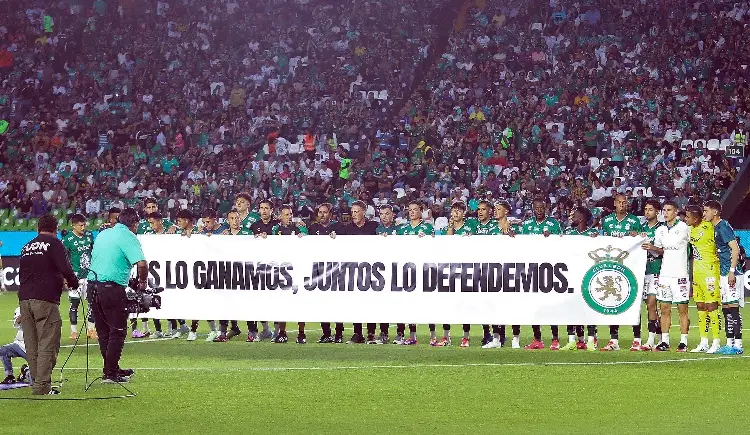 León protesta contra la FIFA en pleno partido vs Pumas